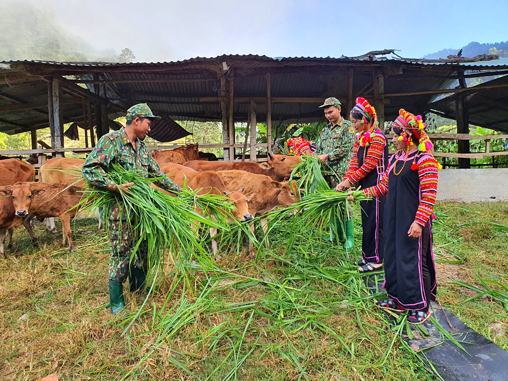 Quan tâm chăm lo đồng bào La Hủ ở Mường Tè